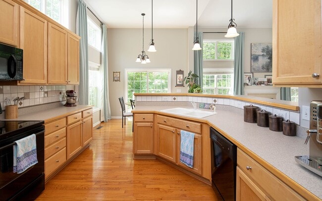 Foto del edificio - Spacious 4 bedroom home close to Southpoint! Available October 1st