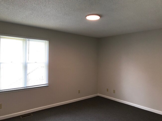 Building Photo - 1131 Plaid St