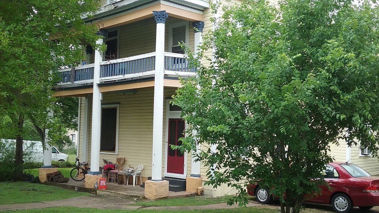 Building Photo - 311 E Live Oak St