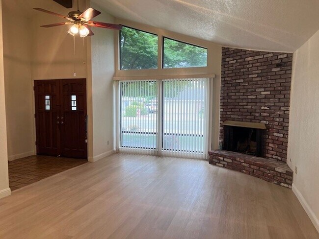 Foto del edificio - Spacious Greenhaven duplex with fresh paint, new laminate floors and vaulted ceilings.