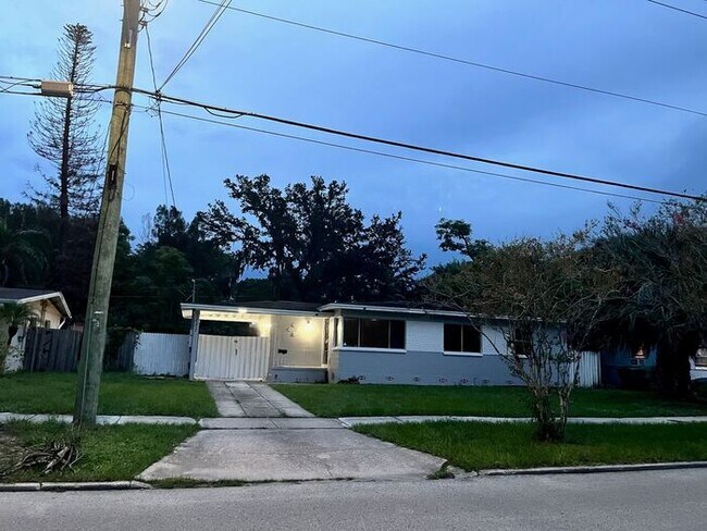 Building Photo - 1111 Romano Ave