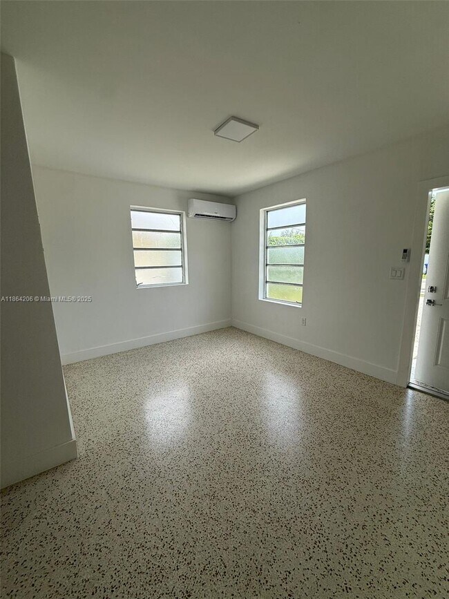 Building Photo - 2784 SW 31st Pl