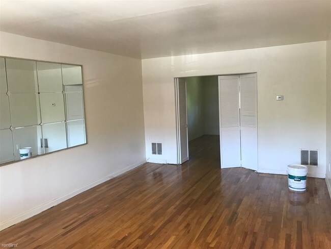 Foto del edificio - 4 br, 1 bath  - 905 E 218th St