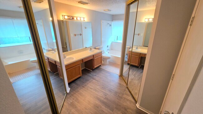 Foto del edificio - 6301 Fairlane Dr