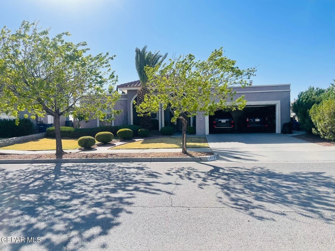 Foto principal - 1213 Desert Canyon Dr