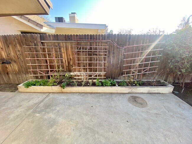 Building Photo - 9915 Tuscarora Dr