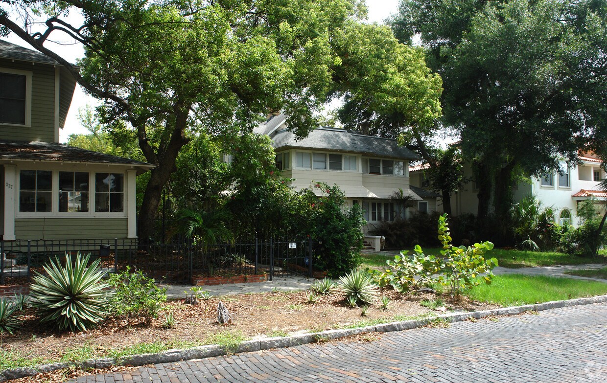 Foto principal - 219 6th Ave N