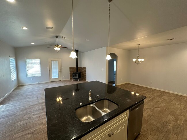 Building Photo - 4 Bed 3 Bath Home