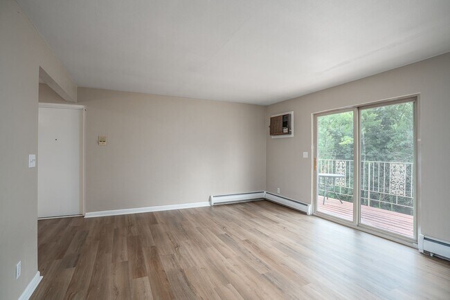 Building Photo - Beautiful 2bd Condo close to Downtown Moline