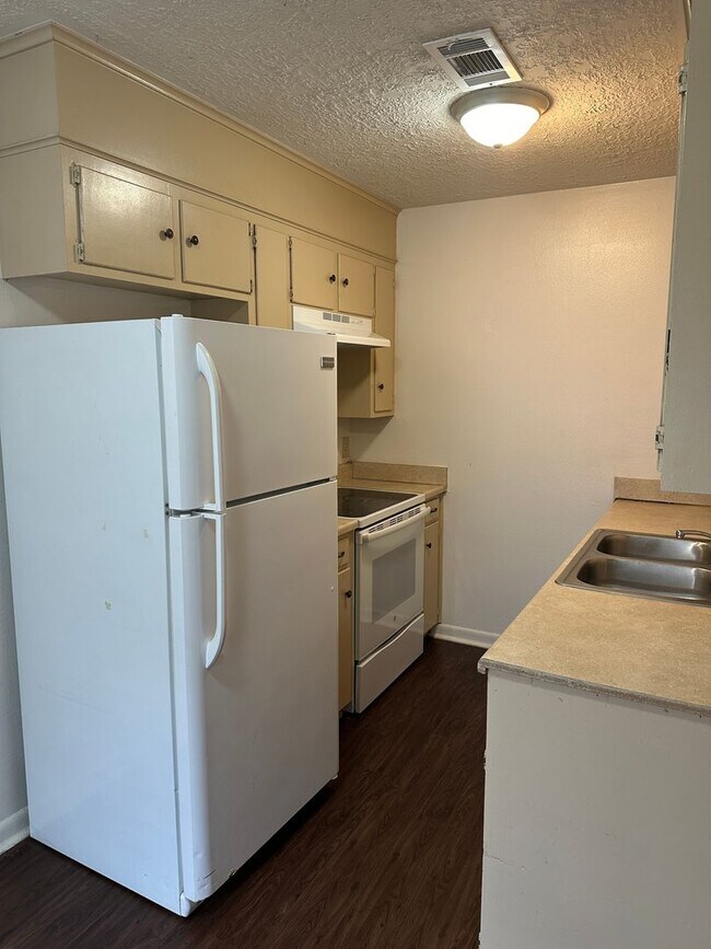 Foto del edificio - College Station - 2 bedroom - 1 bath - fenced in yard - WD connections