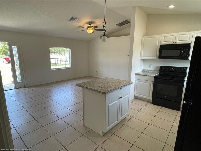 Foto del edificio - GREAT LOCATION! GREAT PRICE!  3 Bedroom, 2...