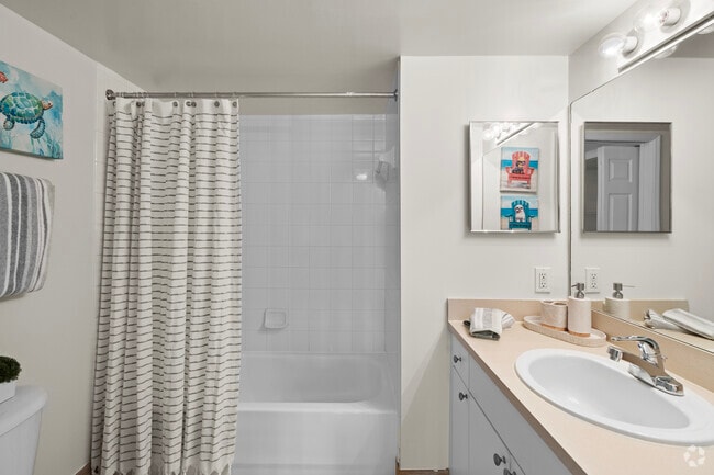 2BR, 2BA - 1,092SF - Bathroom - Vista Verde at Coconut Creek