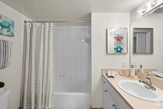 2BR, 2BA - 1,092SF - Bathroom - Vista Verde at Coconut Creek