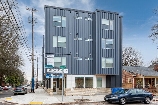 Vista a la calle lateral - Studio Pointe Apartments