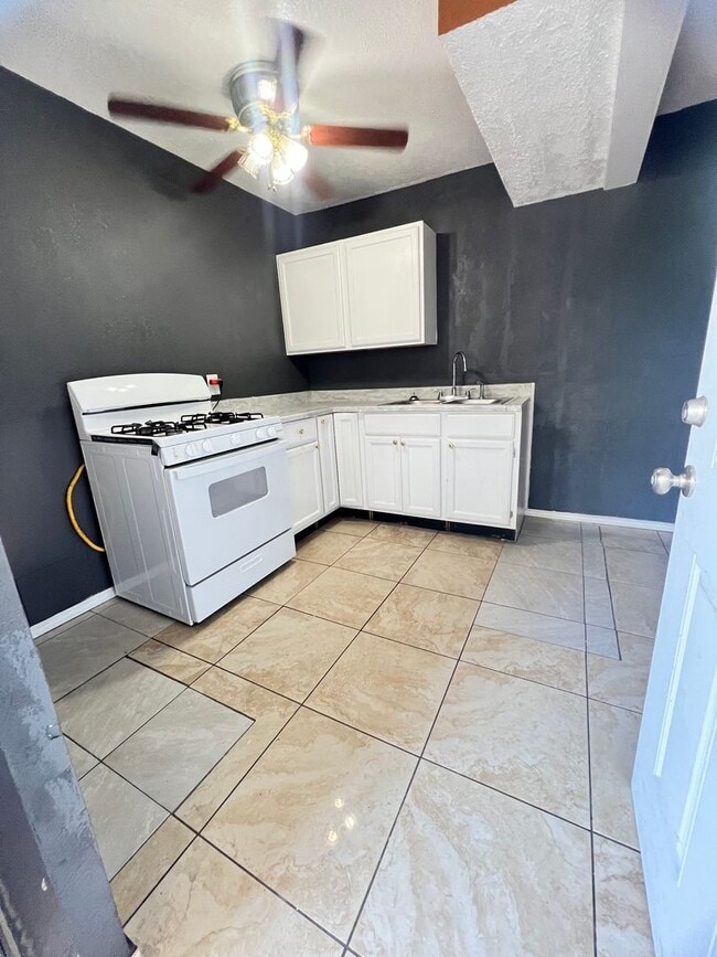 Building Photo - Downstairs 2 Bed / 1 Bath Apartment ALL UTILITIES INCLUDED