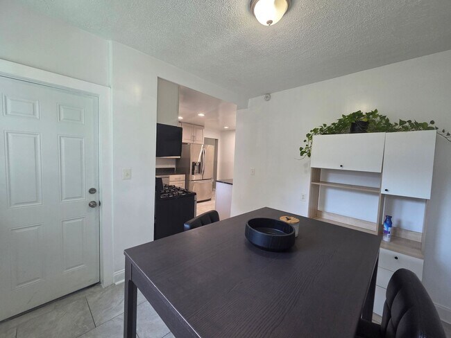 Building Photo - Spacious 4 BR/2 BA Single-Family Home in C...