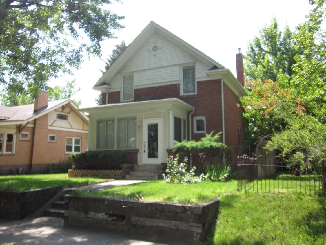 Primary Photo - 1217 S Vine St