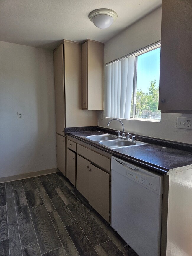 Building Photo - 995 N Mollison Ave