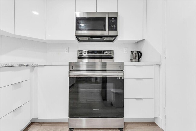 Building Photo - 300 Bayview Dr