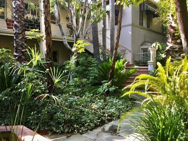 Building Photo - 8474 Fountain Ave