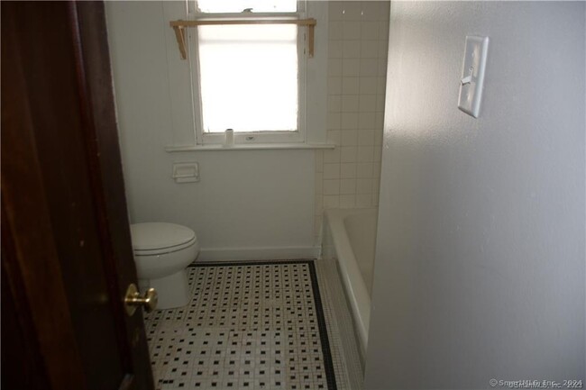 Building Photo - 868 Elm St