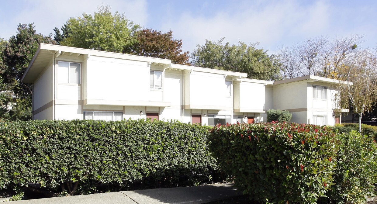 Building Photo - 1549-1555 Drake Dr