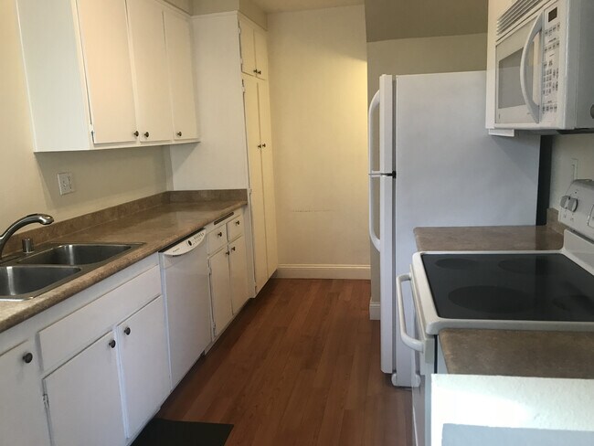 Building Photo - Bright and Spacious End Unit La Jolla