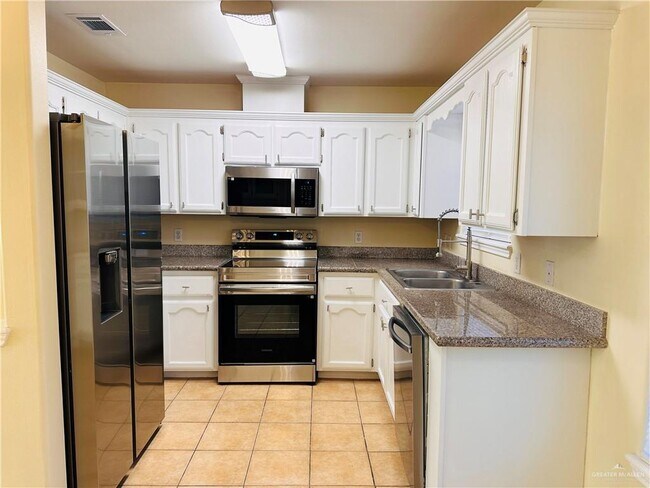 Foto del edificio - 13 West Dr