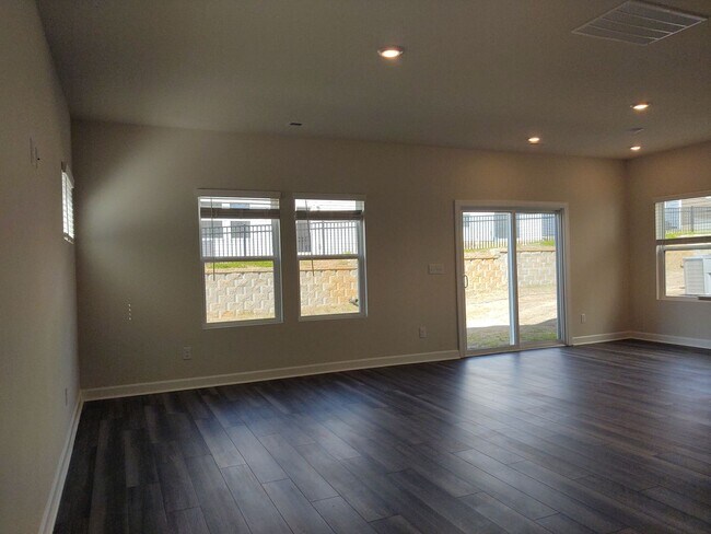 Foto del edificio - Beautiful, Pristine move in ready home loc...
