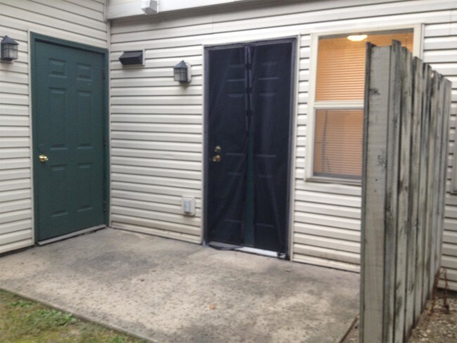 Foto del edificio - 1900 Aaron Dr