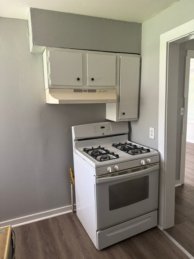 Building Photo - MOVE-IN SPECIAL 1/2 OFF 1ST MONTH'S RENT!!