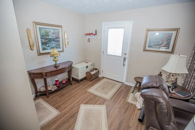 Entry - 706 Chert Ln