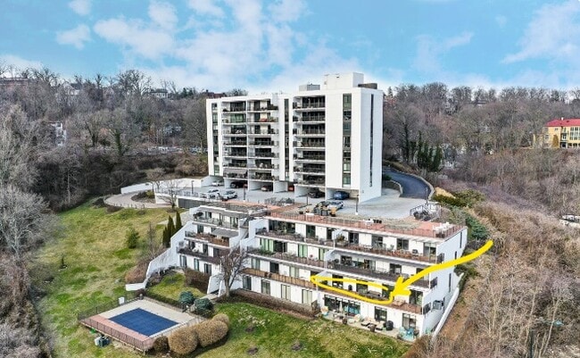 Fabulous location! - 415 Bond Pl