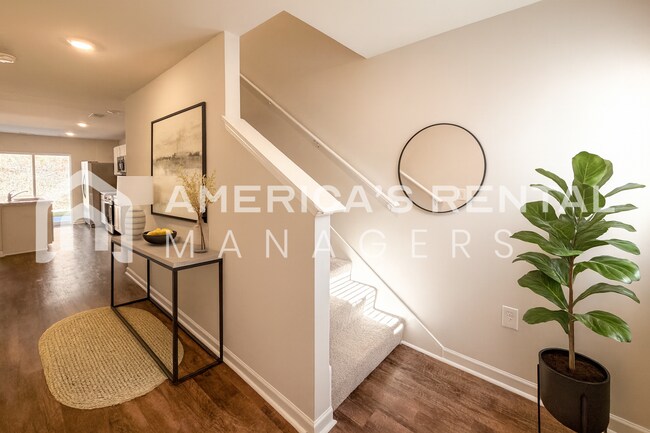 Building Photo - Bright and Spacious Lincoln Townhome for R...