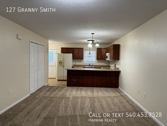 Foto del edificio - Move in ready, 3 bedroom, 2 bath Duplex