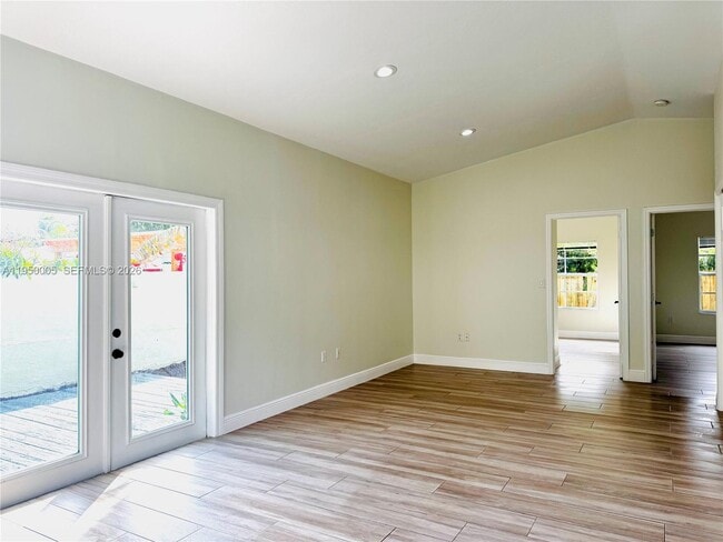 Building Photo - 1012 NE 17th Ct