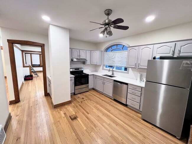 Foto del edificio - 5833 W Peterson Ave