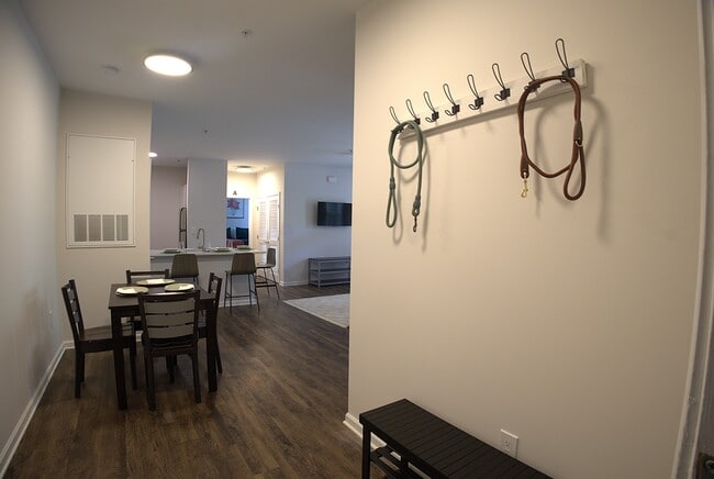 Vestíbulo renovado de 3 habitaciones y 3 baños - Walden Station Apts