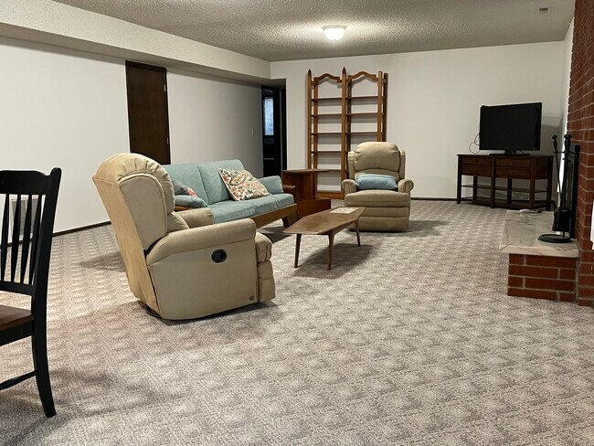 Large living space - 102 Thayer Dr