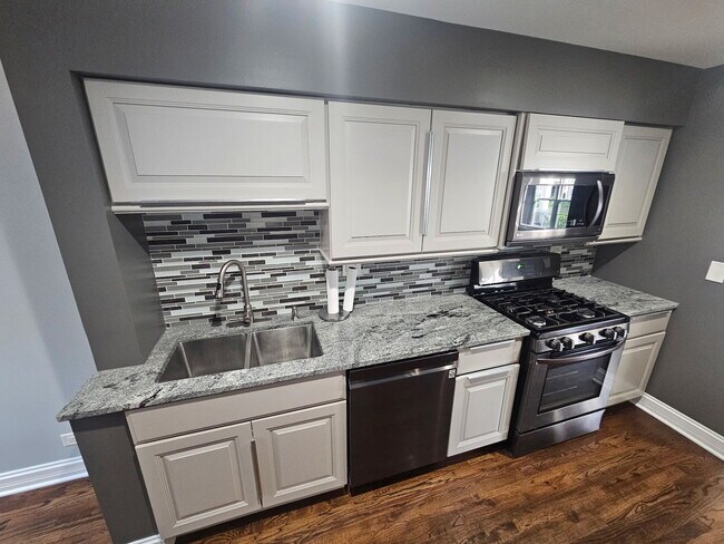 Building Photo - 1414 Hampshire Ct
