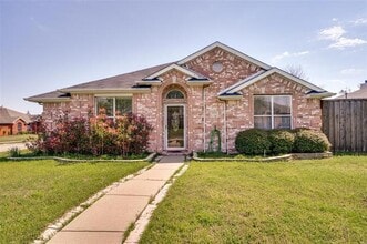Building Photo - 8806 Oakwood Ln