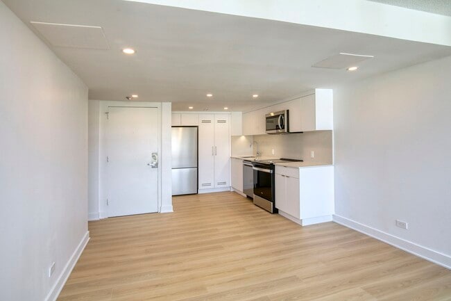 Building Photo - 1975 Maisonneuve Blvd W