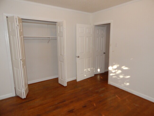 Building Photo - Adorable 2 Bedroom located in Mid-town clo...