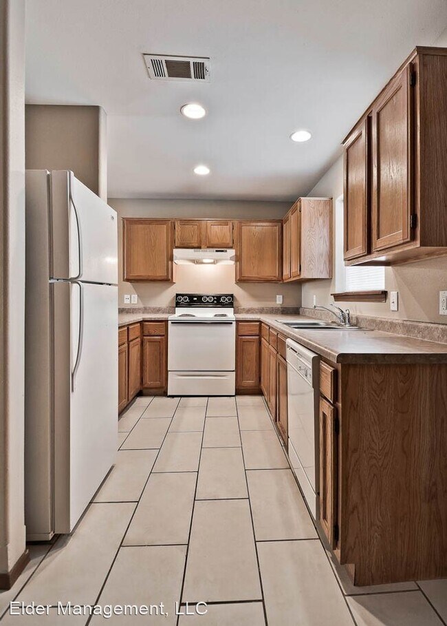 Foto del edificio - 2215 Hidden Lake St