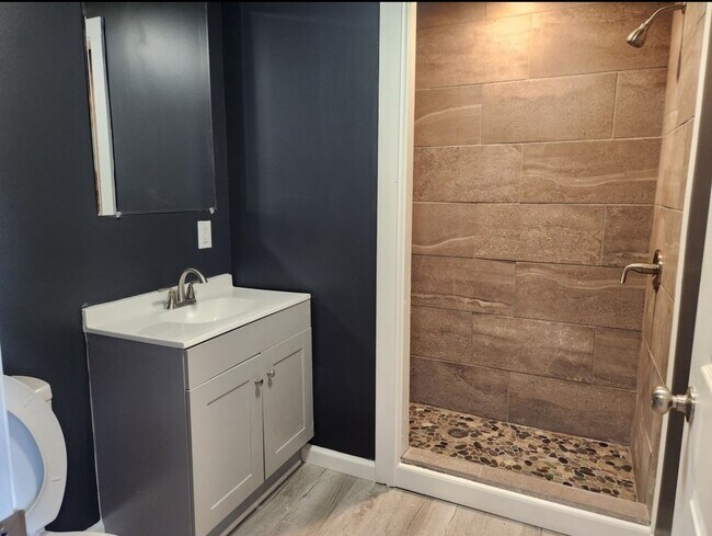 Building Photo - 1009 N Gladstone Ave