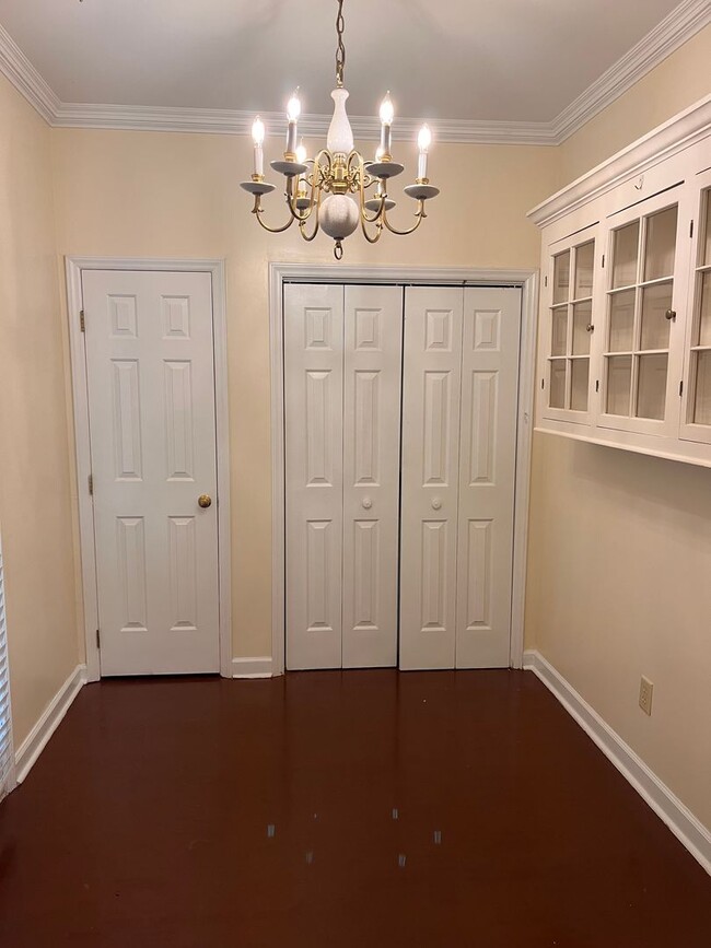 Building Photo - Charming 3br/2.5 bath Two Story Townhouse