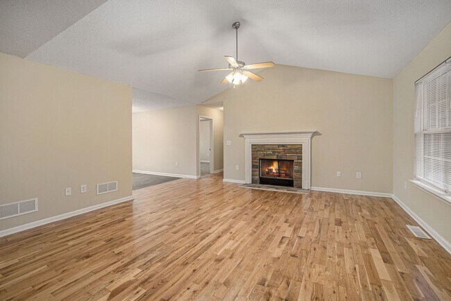 Building Photo - 3 Bedroom 2 Bath House