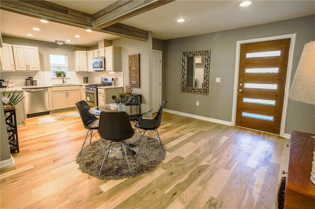 Building Photo - 407 W Odell St