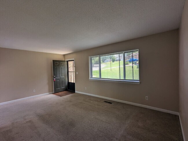 Building Photo - 4751 Tessie Ln