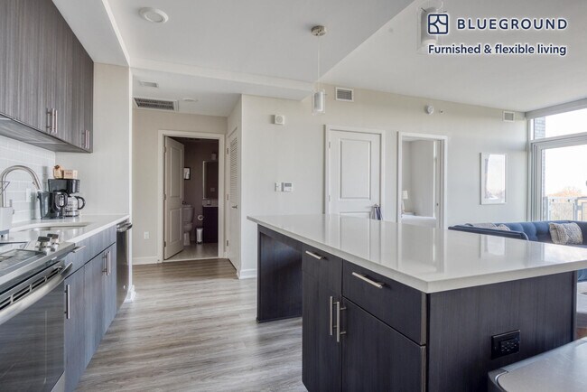 Foto del edificio - 7480 Birdwood Ave